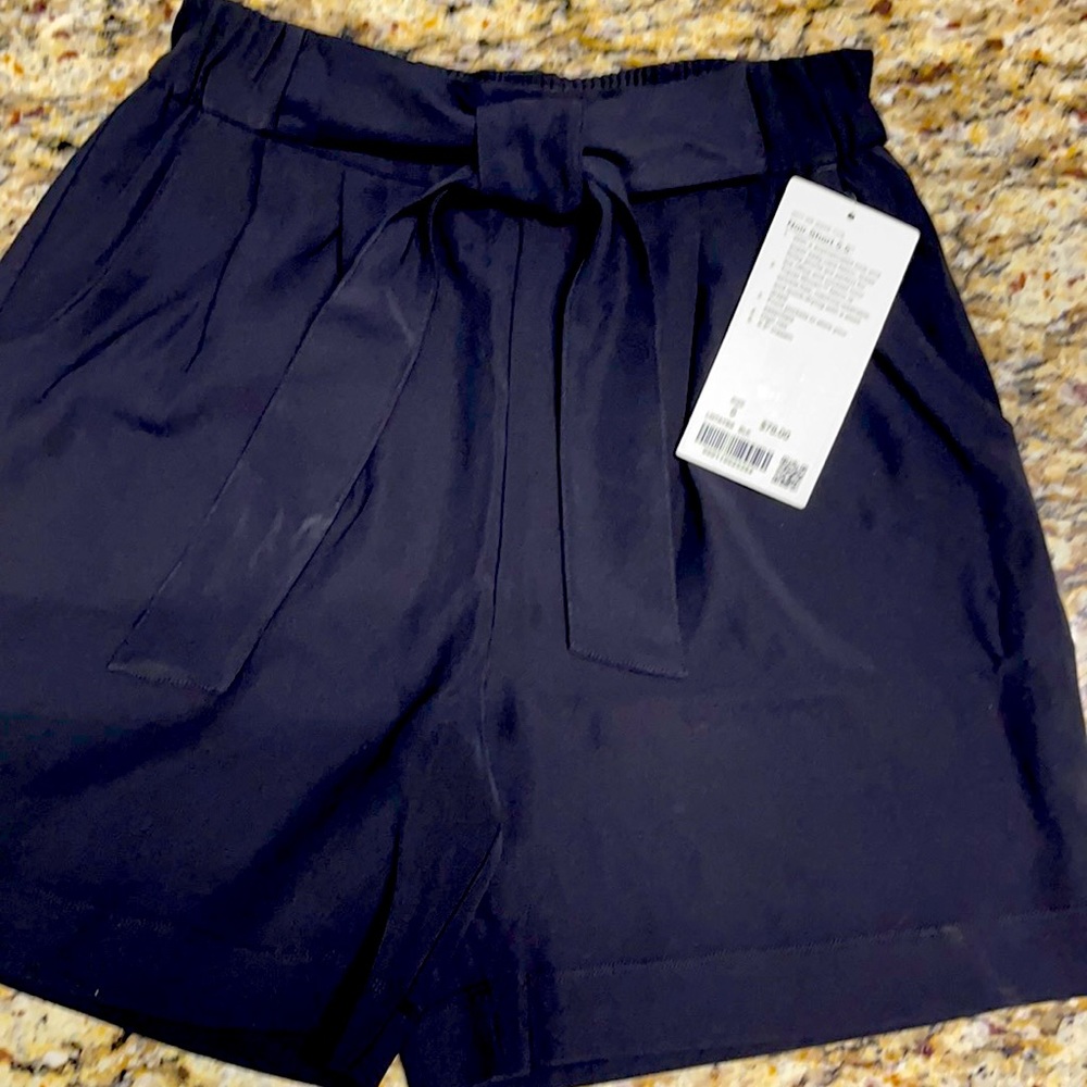 Lululemon Noir Short 5.5” Size 6